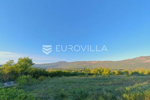 This beautiful building plot of 948 m2 is located in a quiet location in Blaškovići near Kršana. The land also has its own private access road, and it is located within the boundaries of the construction area of the settlement - a landscaped, undevel...