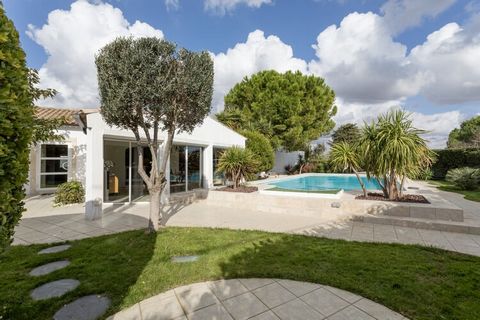 This holiday home features a lovely private pool, a beautiful outdoor kitchen and a secluded garden with plenty of privacy. The bedrooms are cosy and can comfortably accommodate families, couples or groups of friends. Outside you will find lovely sun...