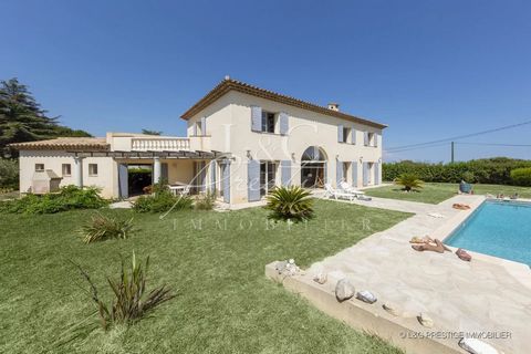 Within 10 minutes from Mandelieu, beautiful recent Provençale Bastide of 186m2 built on a beautiful flat land of 1900m2 with swimming pool. It consists of a large cathedral living room and an open kitchen of 71m2, 5 bedrooms including one on the grou...