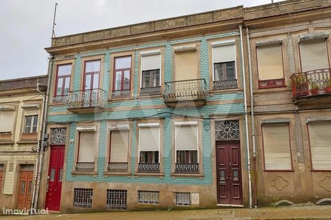 Fully vacant property building with 429 m2 of gross construction area, inserted in a plot of land with 240 m2. Location at Rua do BONJARDIM 971- PORTO Consisting of 4 floors and elevator. It has a staircase and central skylight, elements so character...