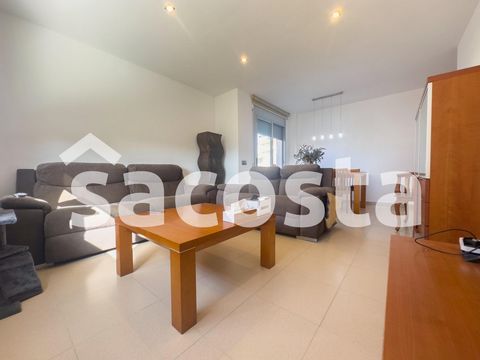 Discover the opportunity to live close to the sea in this spacious and bright flat in Blanes, located just 1000 metres from the beach. With a built area of 112 square metres, this property offers comfort and functionality in a quiet and peaceful envi...