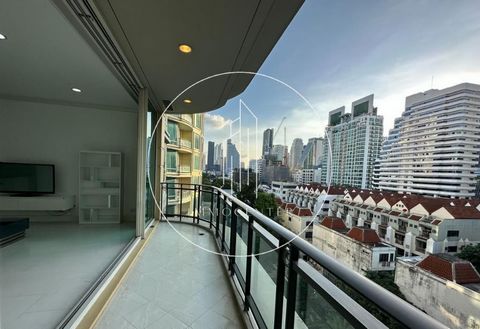 BANGKOK A ASOK CONDO IN LUXE RESIDENTIE bestaande uit 3 master suites, dubbele woonkamer met terras uitzicht op de stad, ingerichte keuken, wasruimte. Bewoners van Royce privéwoningen genieten van een breed scala aan voorzieningen, waaronder een beve...