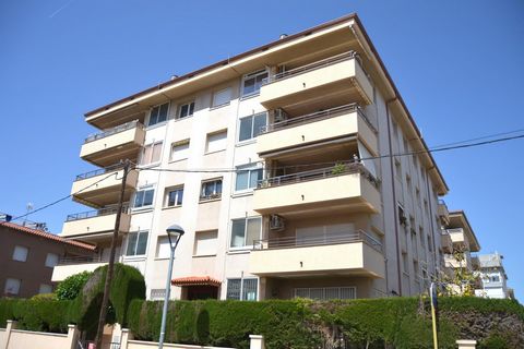 Beautiful apartment for sale with parking space 200 meters from the sea. Apartment with 3 double bedrooms, 2 bathrooms (1 of them en-suite), individual kitchen with sink and large very bright corner living room of 27 m2, with access to a large terrac...