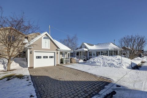 **Single-storey house with panoramic views of Lake St-Joseph for sale in the Rivière-aux-Pins estate**, benefiting from direct access to the lake for an unparalleled living experience. This unique property, meticulously renovated between 2003 and 200...