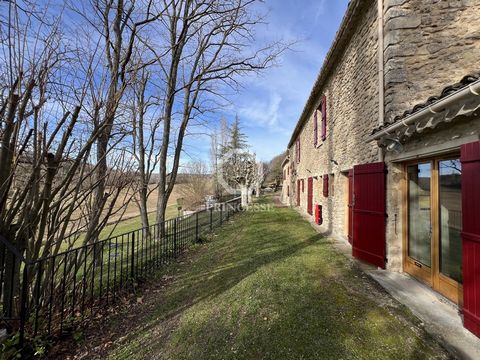 A historic residence, a former coaching inn of 650 m2 magnificently renovated with respect for historical and natural materials. Space and calm, on two hectares of land in the middle of nature, 3 kilometres from the towns of Forcalquier and Mane, to ...