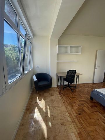 Spacious flat located in Parque das Nações, very close to the metro station and with a bus stop at the door. The flat has been renewed recently, and it has 3 bedrooms, all of them with a balcony, a bathroom and a kitchen.