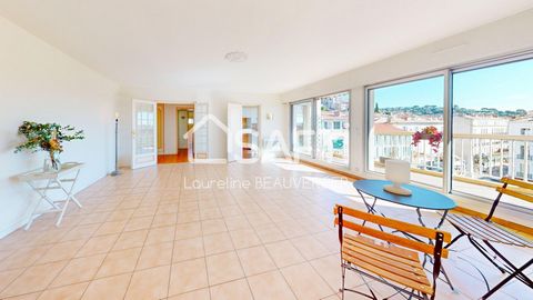 Rare! Located in Hyères (83400), this apartment offers breathtaking sea views from its location in the heart of the Îles d'Or district, benefiting from easy access to services such as public transport, schools and shops. The eastern orientation of th...