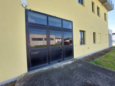 CASTIGLIONE DEL LAGO (PG), Locality Panicarola: Local commercial / craft on the ground floor on a single room of 265 square meters with toilets and possibility of access internally with vehicles. The property includes surrounding land with parking. V...