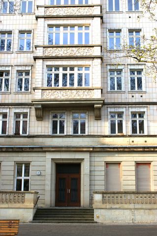 Welcome to your new home in Frankfurter Allee, 10247 Berlin! This cozy 1-room apartment offers everything you need for a comfortable life in the vibrant capital. Description: The apartment impresses with its large living room with a comfortable sofa ...