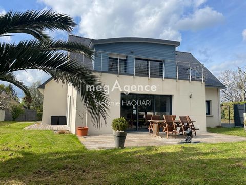 898 / 5?000 Contemporary house with attached apartment Welcome to this magnificent contemporary house, ideally located a few minutes from the beaches, in a cul-de-sac. Modernity, elegance, quality of materials and brightness will seduce you from the ...