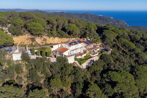 This impressive villa is strategically located in one of the green lungs of the Costa Brava, in the Masis de Caldiretas natural reserve. The property is located in the peaceful development of Sant Grau, named in honor of the Sant Grau hermitage, an a...