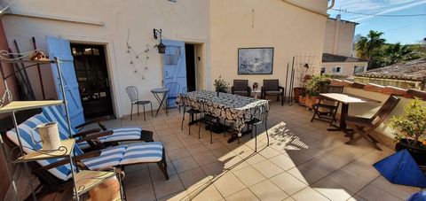 Beautiful house with a lot of character, a large terrace and garage (space for 2 cars), located in a very quiet area in the historic centre of Pézenas. It offers around 150 m² of living space. A very popular and lively town, which can be discovered b...