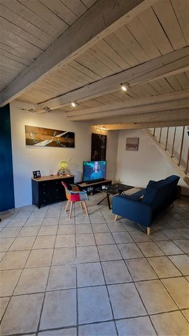 NEW AT TUC IMMO DE BOLLENE We are offering this new feature, our favorite! This pretty town house of 95 m2 of living space, completely renovated and located close to shops and schools, consists of a beautiful living room with stones and beams, a fitt...