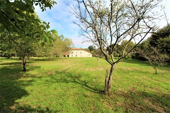 Magnificent real estate complex located in a quiet countryside. This property is composed of a pretty farmhouse completely renovated with 293m² of living space with a convertible attic of 197m², a carport of 90m², several small outbuildings, two larg...