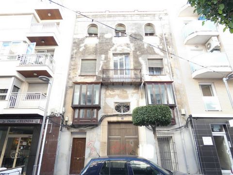 Total surface area 678 m², house plot area 297 m², usable floor area 600 m², single bedrooms: 6, double bedrooms: 12, 6 bathrooms, age over 50 years, state of repair: needs remodeling, facing north.