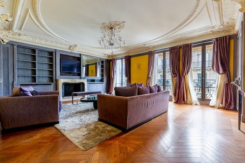 Paris 8th - Elegant 126 m2 Haussmann apartment in the heart of the Golden Triangle. On the top floor of a beautiful Haussmann building. Offering beautiful period architectural features and impressive volumes. On the 4th floor with lift of a beautiful...