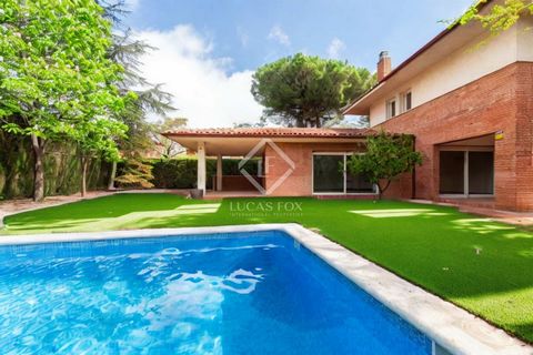 Lucas Fox is pleased to present this fantastic single-family home in the best residential area of Sant Cugat, just five minutes walk from the FGC Valldoreix station. With a flat, corner lot of 835 m2, this property offers an excellent southerly aspec...