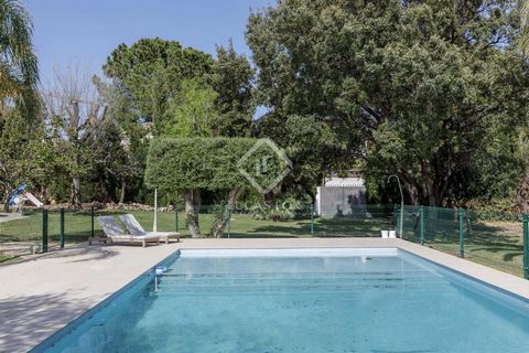 Villa of excellent construction, with the main rooms on the floor, located in the Cumbres de San Antonio Development , on a plot of more than 2,000m2 squared with a fully consolidated ideal garden The main floor is characterized by a spacious and bri...