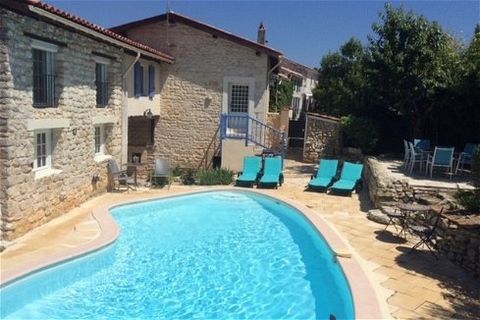 8 km from Saintes (17), pretty Charente house with a view of the countryside, with a living area of approximately 167 m2 on 3 levels and offering spacious and harmonious living spaces. An exterior with swimming pool, terrace and garden allowing you t...