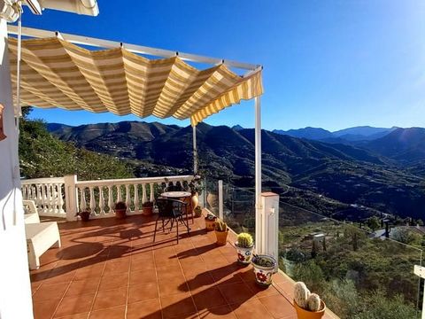 Large 4 bedroom, 3 bathroom villa with sea views, within walking distance of Competa. Integral garage and a separate guest apartment. Swimming pool, lovely gardens and terrace areas and all beautifully presented throughout. For sale direct from the o...