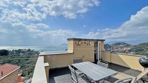 Very special townhouse with terrace with enchanting sea view on the Gulf of Poets located in the lower part of the village of Solaro, on the very first hill above Lerici and San Terenzo, reachable on foot in a few minutes. It is a typical Ligurian to...