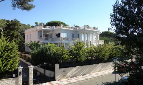 A two-storey Art Deco villa with a solarium on the 3rd floor and panoramic views of the sea, the city and the surrounding area, is 300 meters from the beach and 700 meters from the city center. The total area is about 500 m2, the plot is about 900 m2...