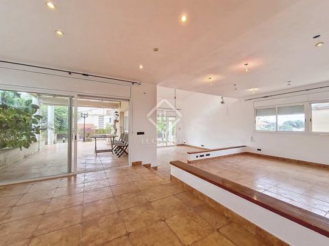 This 368m² corner property is built on a 737m² plot , in a quiet residential area of Calafell, close to all amenities. We access the main floor through a bright entrance hall that welcomes us. To your right, we access the garage with capacity for two...