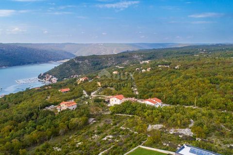 ISTRIA, RABAC - Działka budowlana blisko morza Na południowo-wschodnim wybrzeżu Istrii, gdzie zielone wzgórza spotykają się z morzem, gdzie spotykają się przyroda i dziedzictwo, znajdują się dwa małe miasteczka o różnych, ale wzajemnie uzupełniającyc...