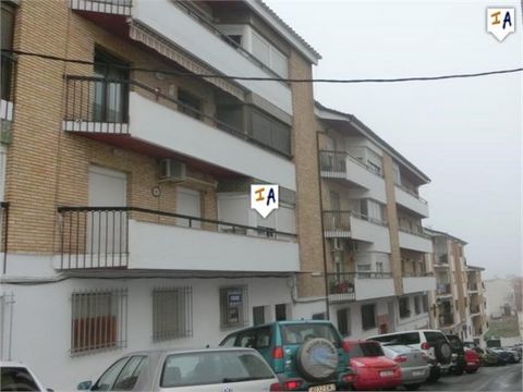 Dit appartement met 3 slaapkamers met een oppervlakte van 111m2 is gelegen in het grote, populaire en historische centrum van Alcala la Real in de regio Jaen in Andalusië, gelegen in een brede straat met parkeren op de weg direct buiten het pand. De ...