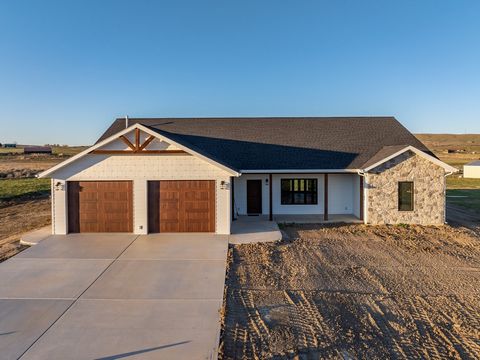 New beautifully constructed home situated on 4 acres just 2 miles from downtown Lander, WY. This contemporary home, completed in 2024, boasts the perfect combination of modern luxury and serene country living. Situated on 4 acres with unmatched views...