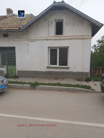 Agency 'Address' real estate offers for sale a property with an area of 915 sq.m. in the village of Sadovets, with a single-family house built in it - 60 sq.m., summer kitchen - 50sq.m. and farm buildings. The house consists of three rooms and an ent...