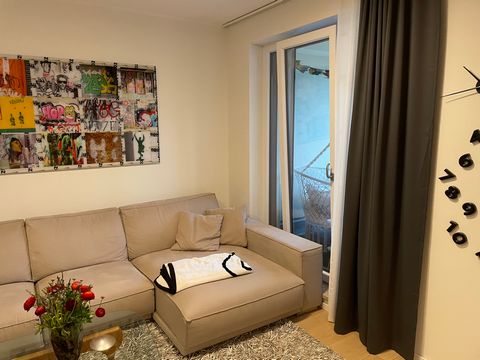 Discover the perfect urban living experience for singles or couples! This charming apartment in the heart of Berlin offers everything your heart desires. The light-filled living room with a cozy couch invites you to linger. The open kitchen with an i...