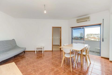 T1 with 2 balconies 800m from the beach, in the center of Costa de Caparica, less than 1km from the beach. Next to the Finance service, supermarket, bus terminal and various local shops. This generous T1, on the 2nd floor, has a large balcony in the ...