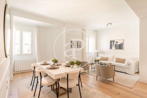 Appartement meublée de 130 m2 avec terrasse et vues dans la région de Ibiza, Madrid.La propriété dispose de 3 chambres, 3 salles de bain, climatisation, armoires intégrées, balcon, chauffage, concierge et salle de stockage. Ref. VM2404069 Features: -...