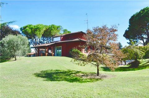This interesting villa is located a few minutes from Arona, in the province of Novara in Piedmont. In a residential area composed essentially of lots with independent single villas. The proximity to Arona makes the area in which the villa stands very...