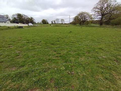 Nouvelle opportunité à saisir ! Terrain à bâtir, hors lotissement, libre de constructeur, viabilisation à prévoir. Vous souhaitez construire, au calme, alors ce terrain est pour vous. A 15 km de Saint-Brieuc, 2 km de quintin Situé au calme, hors loti...