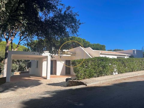 Located in Olhos de Água. Stunning 4 bedroom villa ( 2 en Suite) , plus 2 bathrooms is the perfect getaway for those looking for luxury and convenience. Located in Albufeira, this property offers a variety of amenities all around. With a large privat...