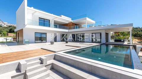 Extraordinary luxury villa with spectacular Marina and sea views located only a few hundred meters from Albufeira’s Marina and less than 10 minutes walking distance from the centre of Albufeira. This property is characterised by the highest levels of...