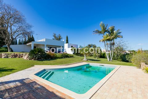 Fantastic detached house with four bedroom in Boliqueime. Located just two minutes north of Boliqueime, overlooking the beautiful Algarve coast. It comprises four bedrooms, which of two are en-suite, a large terrace facing south, one bathroom, a dini...