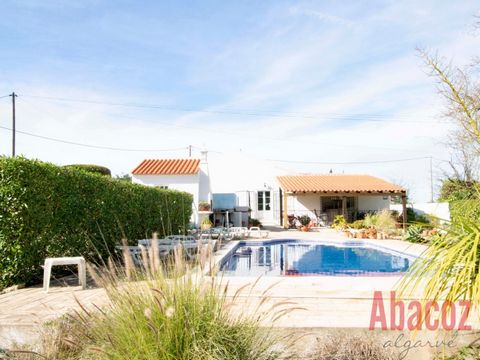 Welkom bij deze villa in Algarve-stijl op een perceel van 1350m2 met 4 slaapkamers, zwembad en tuin. De villa is in 2016 volledig gerenoveerd en biedt vrij uitzicht op de bergen. Gelegen dicht bij restaurants, apotheek, scholen, supermarkten, openbaa...
