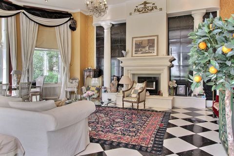 Spectacular period apartment in a private villa.Cannes Montfleury sector, 10 min walk from the city center and the beaches. In absolute calm, this magnificent 143 m2 apartment is located in an old private house built in a colonial spirit. Beautiful c...