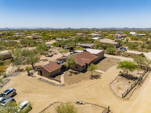 Located in the serene landscape of Cave Creek, Arizona, this meticulously renovated 1-acre ranch property epitomizes modern luxury living. Boasting no HOA restrictions, all new septic (2023) & retaining coveted horse rights, this single-level home of...