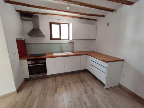 Renovated house for sale in Onda, perfect to move into, renovated three years ago, corner and with very lighting. The house is distributed over three floors, the ground floor consists of a hall, kitchen and toilet, we access the first floor and we fi...
