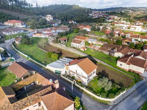 4 bedroom house, in Alcaidaria in the parish of Milagres. In this charming location very close to Leiria, this house is located in excellent condition with a plot of 1,144 m2. Very pleasant space that also allows for possible changes to the interior ...