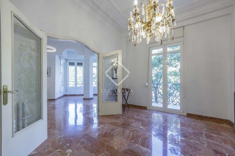 This apartment to renovate enjoys plenty of natural light and is located in a modernist building with a lift and great architectural period features, such as high ceilings with decorative mouldings and antique woodwork, which have been maintained in ...