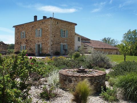 Close to the bastides of Monflanquin and Villeréal, an old farmhouse composed of a renovated house with swimming pool and several barns in a completely private green setting.  The environment of this house is green with the presence of oak forests in...