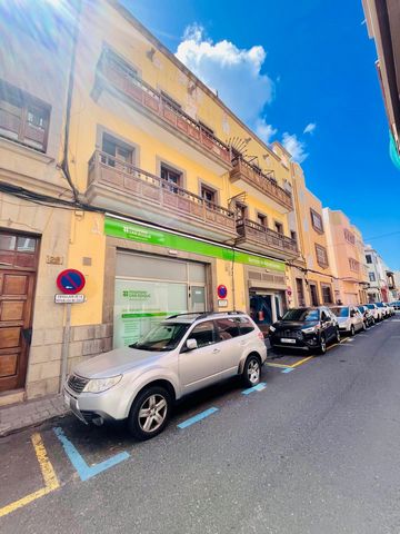 d-live offers you exclusively, this bright penthouse on the second floor, located in the historic center of Vegueta. The house is distributed in a large living room with two rooms, five large bedrooms, two bathrooms, from the kitchen we go directly t...