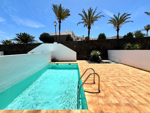 Estupendo Real Estate is pleased to offer you this beautiful terraced villa located just a step away from the beach, with two splendid terraces, a refreshing pool and impressive views of the bay. Perfectly located in a quiet area, yet close to restau...
