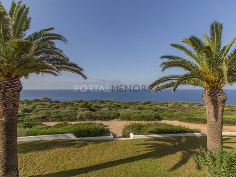 Would you like to buy a front line villa in Menorca? Don't miss out on this house for sale with spectacular sea views and located in a luxurious residential area in Es Canutells. The property of 220 m² constructed, stands out for its tasteful design ...