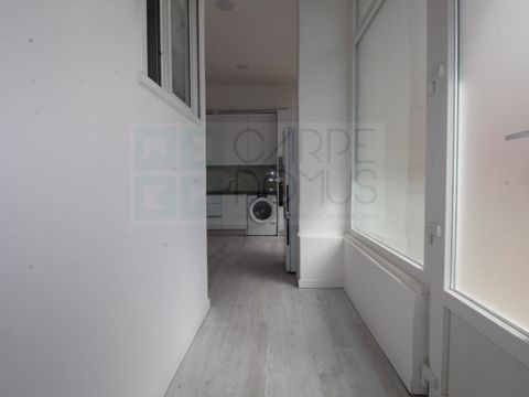 Shop with two floors, converted into a flat in Laranjeiro, Almada On the 0th floor, we find a hall of 4 m², a room with a window of 9 m² and a common area with a pantry of 16 m². The pantry includes kitchen furniture equipped with ceramic hob, oven, ...